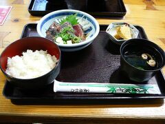 夕食は　カツオのたたき定食・・せっかくせっかくこうちにきたのだから
カツオのたたきを食べて・・