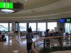 那覇空港への到着後は33番ゲートから制限エリアへ。