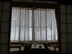 1/24（月）前編から続く。
松川荘、客室から
部屋に冷蔵庫はありませんが、ペットボトルを窓際に置いておくとほどよい冷たさに。