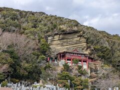 崖観音で知られる大福寺です。
駐車場から見上げるだけでも圧倒されます。