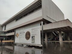雨の中のランナーを横目に、ここに始めてきました。
東京国立近代美術館です。