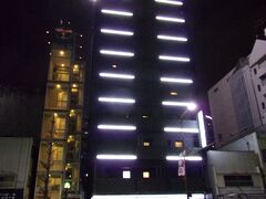 今宵のホテルに到着です(^_-)-☆。
ホテルリブマックス神戸三宮さんです。