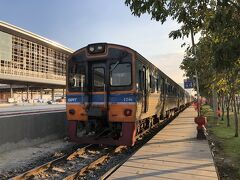 帰りは、タイ国鉄のバーンスー駅で下車。ここからは、地下鉄のバーンスー駅に乗り換えて、宿泊しているホテル最寄りのチットロム駅に向かいます。