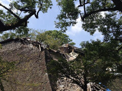 いよいよ熊本城へ向かう。石垣のリアルな崩壊姿。