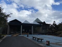 雨が降ったりやんだり晴れたりな１日
屋久杉について学べる自然館へ