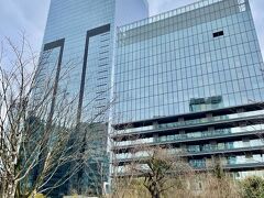 バス停から６分ほど、虎ノ門病院の前を通って霊南坂を上り始めるとやっと見えてきた！