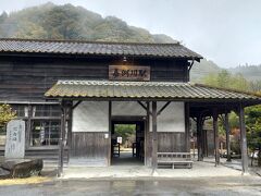 嘉例川駅

空港から近いので立ち寄ってみた嘉例川駅。
築100年以上のめっちゃレトロな駅舎。