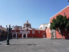 　右の建物がメインの教会で、正面が傑作の礼拝堂 Capilla del Rosario。

　363年前の1659年に完成したそうです。