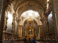 　Capilla del Rosarioの礼拝堂に入るのにさらに入場制限がありますが、すでに人少ないので別に待ち時間はありませんでした。
　この部分は1690年に完成したそうです。