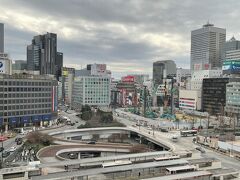 東京・新宿『新宿西口ハルク』8F

焼肉【叙々苑 新宿小田急ハルク店】からの眺望の写真。

窓際のカップルシートに座りました。色んな建物がなくなっています。
新宿西口駅前も開発され、これからどんどん変わっていきます。

こちらはこの前載せた新宿西口にあるホテル↓

<新宿の大好きな『パークハイアット東京』高層階からの眺望★
愛犬も喜ぶ『キンプトン新宿東京』【ディストリクト ブラッスリー・
バー・ラウンジ】でアルコール＆ドリンクフリーフローのブランチ♪>

https://4travel.jp/travelogue/11734059

<新宿『ヒルトン東京』中国料理【王朝】でランチブッフェ兼
アフタヌーンティー♪銀座『ザ・ゲートホテル東京 by HULIC』
【ロビーラウンジ】レストラン【アンカートウキョウ】
『ザ・ペニンシュラ東京』【ザ・ペニンシュラ ブティック&カフェ】>

https://4travel.jp/travelogue/11728685

<『キンプトン新宿東京』の新アフタヌーンティー★
【ディストリクト ブラッスリー・バー・ラウンジ】マンゴーパンケーキ
写真撮影可能な期間に『東京都庭園美術館』でアール・デコ＆
ルネ・ラリックの世界を堪能！フレンチレストラン【デュ パルク】
【カフェ庭園】バイデン大統領も訪れた『八芳園』【スラッシュカフェ】
のテラスでロゼスパークリングを♪洋菓子【ヤツドキ 白金台】
『旧芝離宮恩賜庭園』のアジサイ>

https://4travel.jp/travelogue/11759257