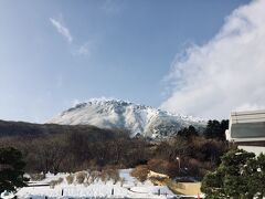 こんな近くに雄大な山！しかもすごい硫黄の匂い！