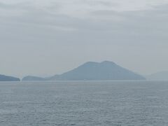 その先に見えるのは男木島で・・
この島には豊玉姫神社があって安産祈願の神社なのですって。。
女木島とこの男木島を合わせて雌雄島と呼ばれているようですよ！！
