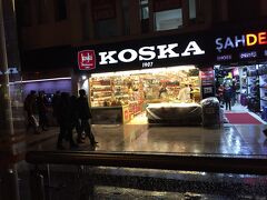 しっかりと温かい料理を食べて元気が出ました。雨のイスタンブールを歩いて、ベヤズットまで来ました。
ターキッシュデライツで有名なコシュカのベヤズット店まで来ました。トラムの駅からすぐのところにありました。