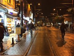 そぼ降る雨のディヴァン通り。スルタンアフメットに向かいます。夜になっても道行く人々多し。商店の明かりも煌々と夜道を照らしていました。