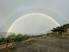 今日は加計呂麻島へ行きます。峠を降りた辺りの見晴らしの良い場所に来たら何と素晴らしい虹が出ていました。丁度展望所があったので車を停めて写真撮影です。