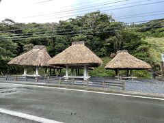 大和村へとやって来ました。こちらは奄美大島の伝統的な建物の群倉という穀物の貯蔵庫です。そういえば空港や大浜海浜公園にも同じような建物があったなぁ。