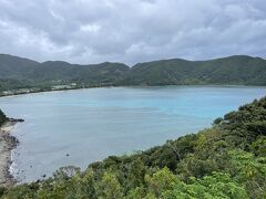 早いフェリーで戻って来たので、古仁屋周辺の観光をします。すぐ先に加計呂麻島が見えます。海の色が綺麗です。加計呂麻ブルーというようです。天気が良ければもっと綺麗なんだろうな。