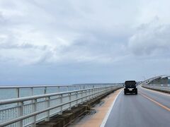 雨雲予報を見ると、しばらく雨が降りそうにないということで、伊良部島まで行くことに。
伊良部島大橋を渡り・・