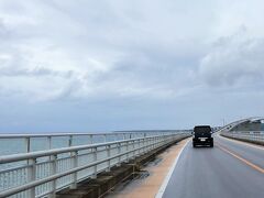 雨雲予報を見ると、しばらく雨が降りそうにないということで、伊良部島まで行くことに。
伊良部島大橋を渡り・・