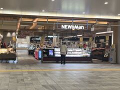 旅のスタートは新宿駅から。
バスタ新宿をよく使うので、新しくなった新宿駅は大好き。
NEWoManのお店は朝早くからやっているので便利です。
まずは大好きな「メルヘン」のサンドイッチを購入。