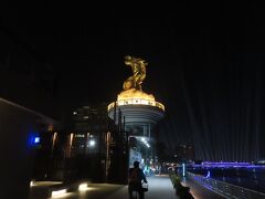 鰲躍龍翔、2001年の高雄ランタンフェスティバルの為に作られ、その後は、高雄ランタンフェスティバルのシンボルとして、そのまま残されています。