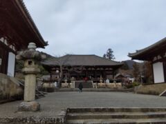 まっすぐ進むと左手に金堂、右手に講堂。正面に本堂が見えます。