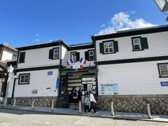 お次はお隣にある「洋館長屋」（仏蘭西館）

明治41年に建てられた旧ボシー邸で、2件が左右対称に建つ建物。
もともとは外人向けのアパートだったそうです。

寄棟屋根に下見板張り、白いオイルペンキ塗りの外壁は当時の代表的な洋館様式。

★洋館長屋（仏蘭西館）
https://kobe-ijinkan.net/france/