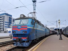 モルドバの首都キシナウから夜行列車でキーウに到着。
この列車はこの先モスクワまで運行されるため、ロシア国鉄の寝台車を連結していました。

（↓キシナウ→キーウの列車旅についてはこちらの旅行記でご紹介しています）
【五大陸周遊2020】モルドバ→ウクライナ 夜行列車で国境越え！
https://4travel.jp/travelogue/11742196