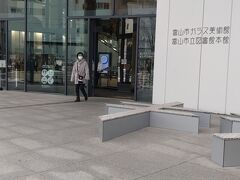 その後は富山市ガラス美術館を訪問しました。富山市ガラス美術館は富山市の一番人気の観光スポットであり、ガラス美術に気軽に触れられる空間を創出します。（富山市観光協会参照）館内では美術館の象徴にもなっている現代ガラス美術の巨匠デイル・チフーリ氏によるインスタレーション（空間芸術）作品をはじめとし、国内外の現代グラスアート作品など、常設展に加え様々な企画展が開催されています。（富山観光参照）ガラスの作品は繊細で、美しかったです！