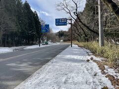 最初の目的地は、お昼ご飯の丁田屋。日光駅から華厳の滝の途中にあって、バス停旦勢のすぐ近く。時刻表通り12:21に到着！
バスを降りてお店に向かったら、、、開いてない（ ; ; ）定休日でもないのに、なぜ！？事前に電話しておけばよかった。。