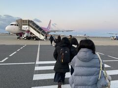 ２月５日　７：００発
大阪発札幌行き
ピーチ航空　MM101便

９０分前のチェックイン開始目指して、一応雪の心配もあるので自宅を４時前に出発します。
座席指定をしていないので、マシな席があたるのではないかと、毎回早めのチェックインを心がけています。今回は横１列、２席ずつが取れました。

朝食はコンビニで軽く済ませます。
1,610円

沖止めの飛行機、辿り着くまでがつらい・・！

もともとこの旅はわたし（母）と長女の２人旅の予定だったので、まず１月６日に２人分の航空券を43,020円で購入。その後、部活が無くなった次女も行きたいとのことで夫と次女の航空券を1月26日に33,420円で購入しました。