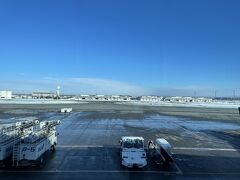  ８：５５着
新千歳空港（定刻通り）
札幌の天気予報は曇りでしたが、新千歳空港は晴れ。
ウキウキが止まりません…