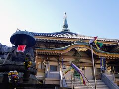 真性寺には、江戸六地蔵尊があります。
江戸の入り口となる六ヶ所の寺院に銅造の地蔵菩薩坐像を造立。
六道は地獄・餓鬼・畜生・修羅・人・天の六つの世界のことで、お寺の前によくお地蔵さんが6体あるのはそれぞれを意味しているから。
でも、私はその6体がどれを意味しているか分からないんですけどね。
お地蔵さん見て地獄と天の区別もつかない。

江戸六地蔵は江戸時代重要な街道だった五街道の入口という意味もあったそう。
日本橋から出発したけどここでようやく中山道の入口に達したということかな？
