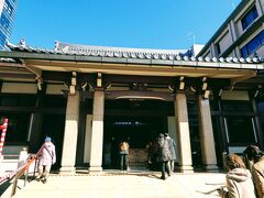 高岩寺でお参り。

とげぬき地蔵尊御影って和紙にとげぬき地蔵尊が印刷されていて、のどに骨が刺さった時に飲むととげが取れるってことからとげぬき地蔵と言われているようだけど
私の祖母は飲めばなんでも治るみたいな感じになっていて、祖母の家に行くと訳の分からない紙を食べさせられるみたいな子供の頃の思い出。
