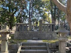 葛原岡神社の近く、日野俊基の墓。国の史跡に指定されています。