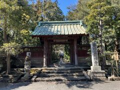 鎌倉五山第三位の寿福寺。山門。
頼朝の父、義朝の館があったところに、頼朝の死の翌年、妻の政子が建立したお寺です。