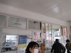 ※前回の旅行記はこちらから↓
https://4travel.jp/travelogue/11729613

ということで、我々も通洞駅で下車します。
昔ながらの待合室と切符の窓口が印象的な駅舎ですね。