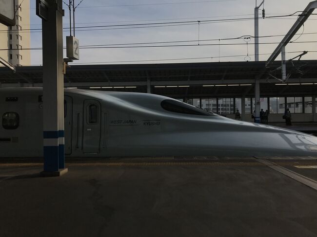 反省がてら写真を撮り、20分前から一人で立って(並んで)ました<br />バケツではなく、荷物を抱えて