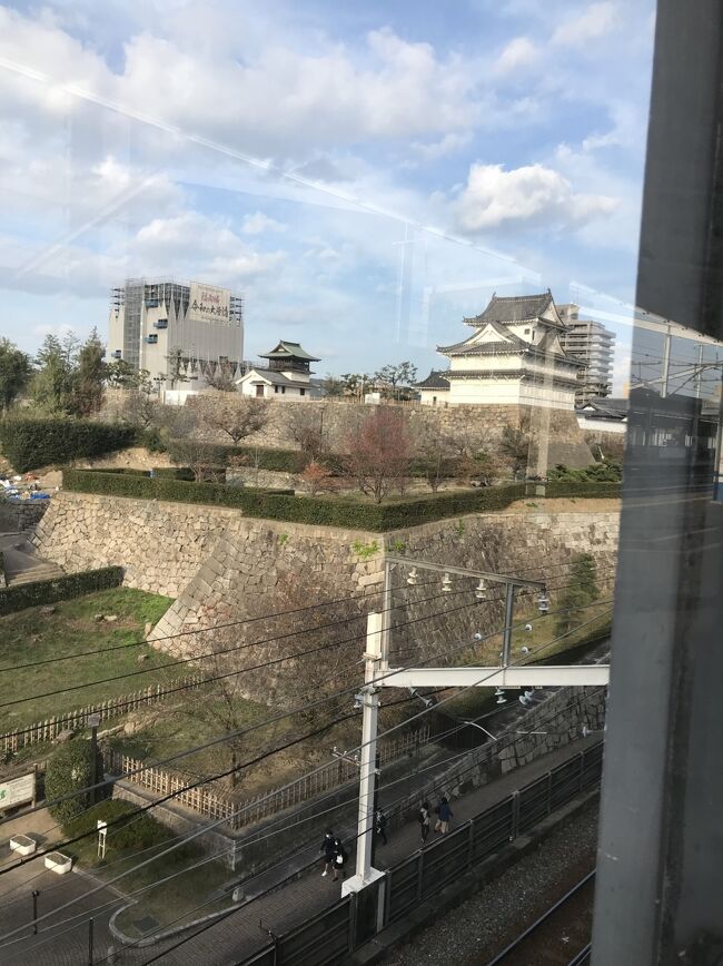 尾道駅で茫然とホームのベンチに座っていたら、さっきの駅員さんが「予約した1本前の新幹線が遅れているから、間に合うかもしれません」と教えに来てくださいました<br /><br />はい、間に合いませんでした<br />新幹線ホームまでの長いエスカレーターを駆け上がった(途中からは失速)のですが…<br /><br />新幹線改札の駅員さん、エスカレーターを下りてきた乗客のみなさん、お騒がせしました<br />