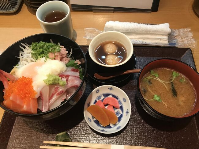 お茶屋さんのご主人に薦めていただいたお店<br />お酒が飲めないのでランチで訪問<br />デザート付きの海鮮丼<br />サーモンはとろけちゃいました<br />味噌汁にもお魚が入ってるんだよう