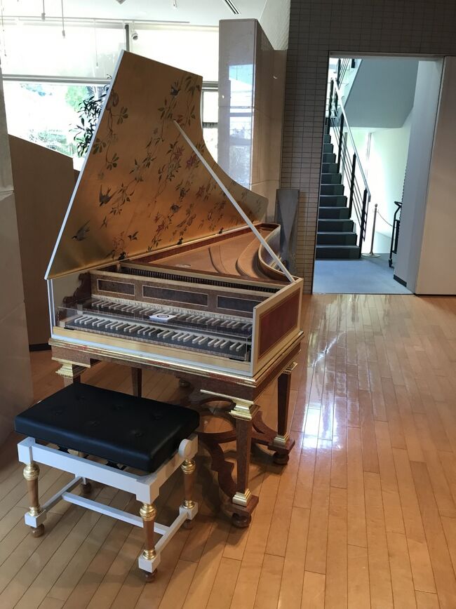 美しいチェンバロ<br />写真左側にあるレストランで、ディナー付きコンサートも開催されている(現在はお休み中)そうです
