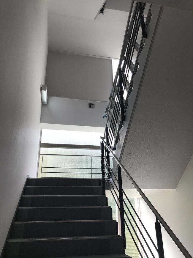 素っ気ない階段だけども