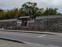 福江市内に戻ってきました。立派な石垣。こんな地方にまで城郭文化はやってきたのですね～。