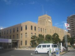 昨晩は暗闇の中で眺めた鹿児島市庁舎本館。
青空をバックに、更に映えますね～( ´∀｀ )。
