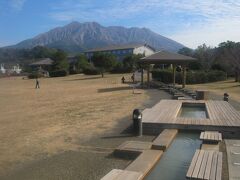 ここには足湯もありますね。

これだけ大規模な足湯も珍しいな。
桜島の景観もバッチリだし( ´∀｀ )。