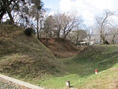 名古屋市内より、１時間ちょっとの距離で、新城市の長篠城跡に来ました。

当時の遺構は土塁や空堀のみとなっています。
