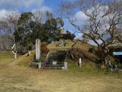 設楽原歴史資料館の横に、信玄塚という場所があります。

２つある塚の大きいほうを大塚といい、長篠の戦いで亡くなった武田方の戦死者を弔っています。
