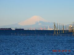 お～っ！！
少し霞掛かっているが雪化粧した富士山と久津間海岸海中電柱。