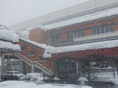 　浦佐駅に着きました。やはり上越線は大雪で運転見合わせです。新幹線は時間通り運転をし帰省客を運んでいます。