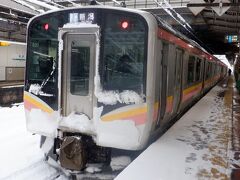 　信越線のローカル電車新潟行に乗り換えました。平成28年製のきれいな電車です。新幹線と違って電車やホームは雪まみれですが少々の遅れでがんばって動いています。
